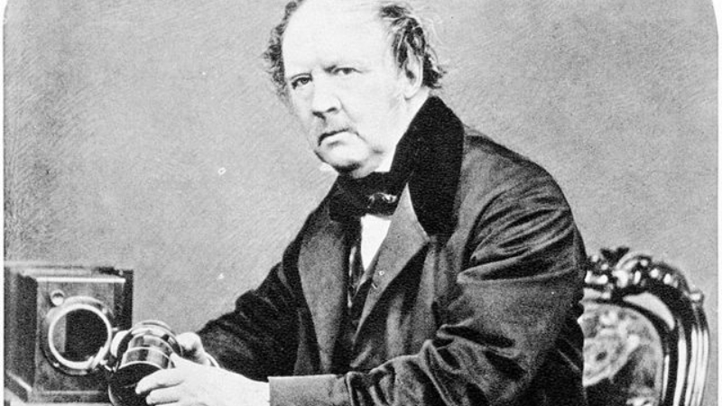 640px-William-Henry-Fox-Talbot-by-John-Moffat-1864-1